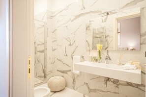 Standard Double Room, 1 Katil Ratu (Queen), Courtyard View (102) | Bilik Mandi | Pancuran mandi, hulu semburan mandi hujan 