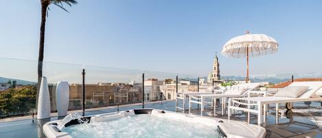 Piscina a l'aire lliure de temporada i gandules