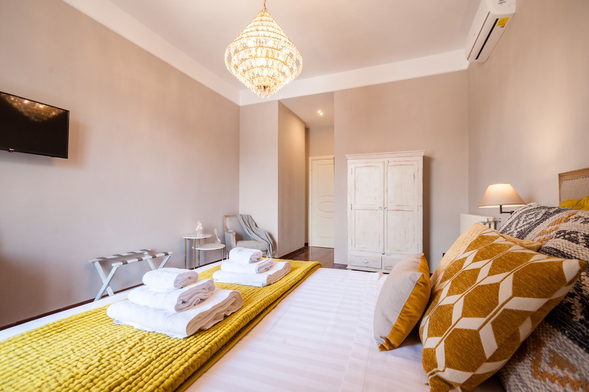 Luxury-Dreibettzimmer, Mehrere Betten, Stadtblick | Italienische Bettbezüge von Frette, hochwertige Bettwaren