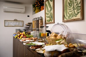 Café da manhã com buffet grátis todos os dias
