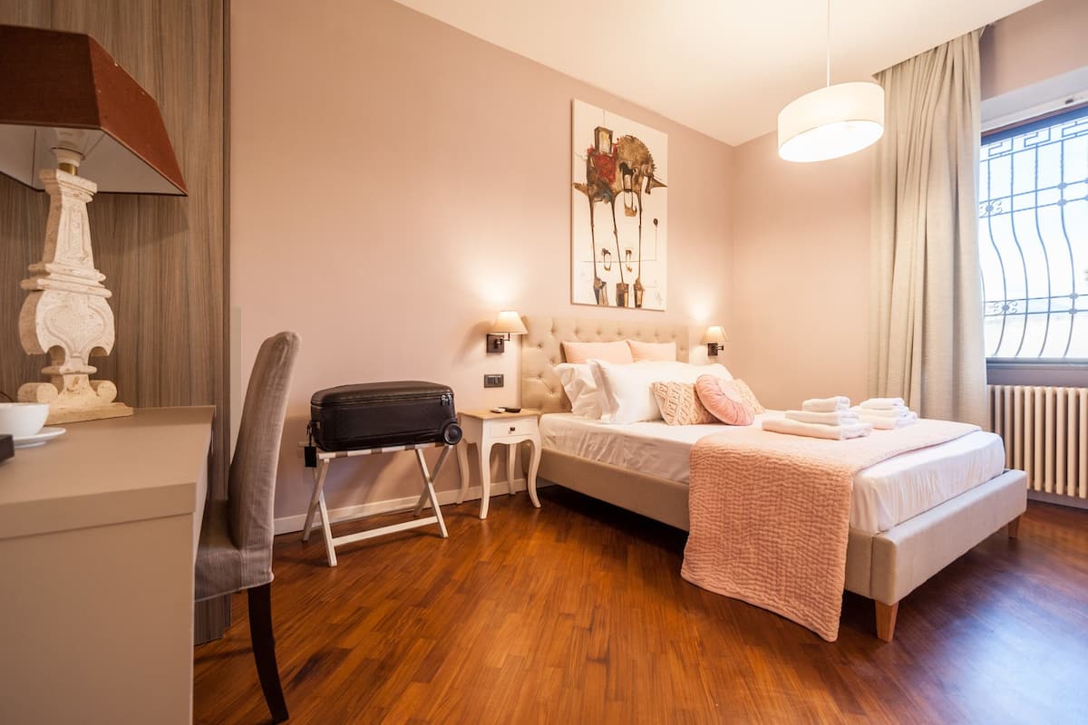 Quarto casal standard, 1 cama Queen, vista para o pátio (102) | Lençóis italianos Frette, roupas de cama premium, edredons de pluma