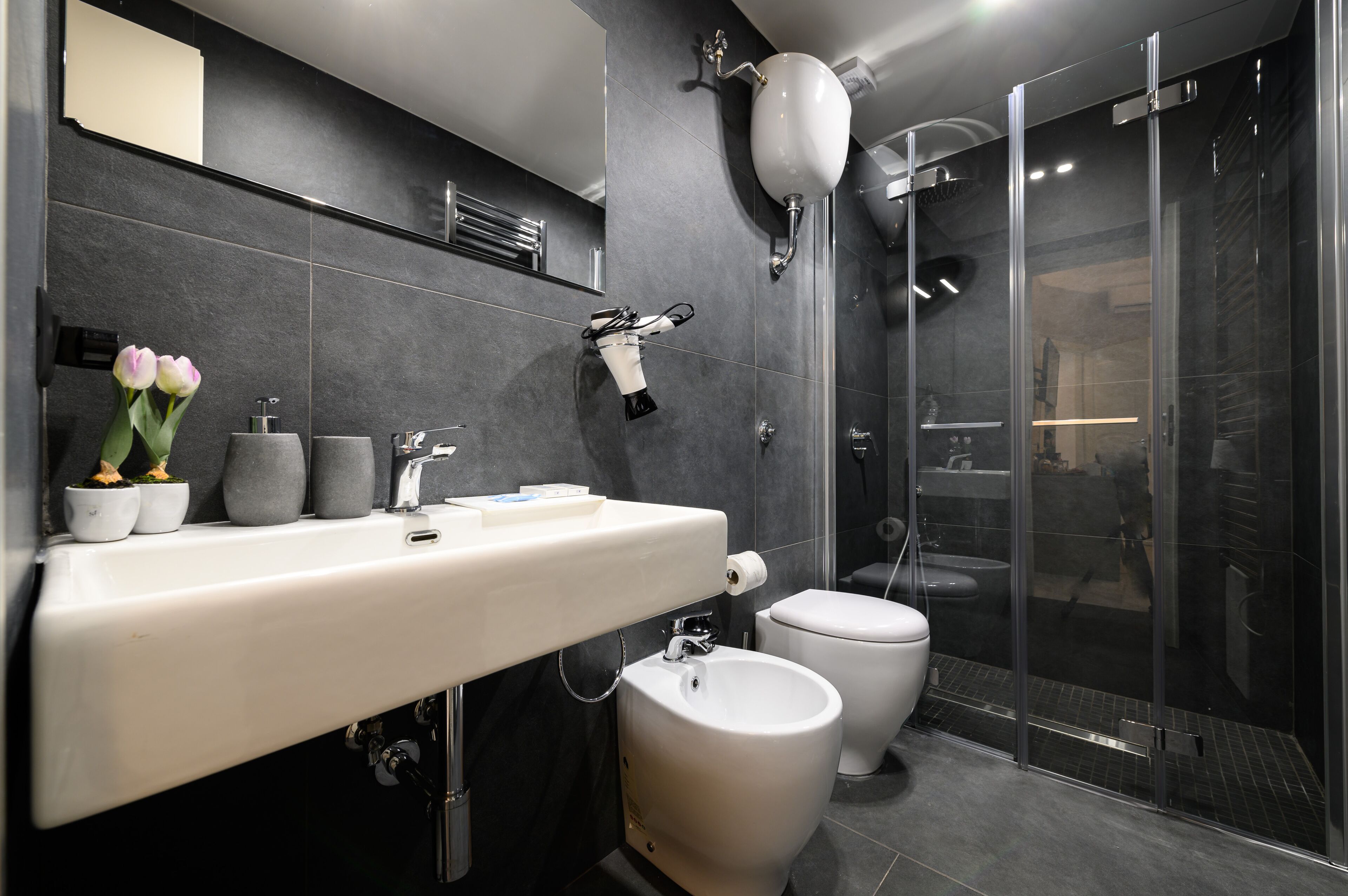 Camera Queen Standard con letto matrimoniale o 2 letti singoli. | Badezimmer | Dusche, Regendusche, kostenlose Toilettenartikel, Haartrockner