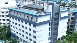 Un edificio a più piani dal design moderno, caratterizzato da una sezione verticale con facciata scura.