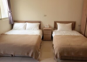 Triple Room | Desk, blackout drapes, free WiFi, bed sheets - Love Vacation B&B (Jinning)