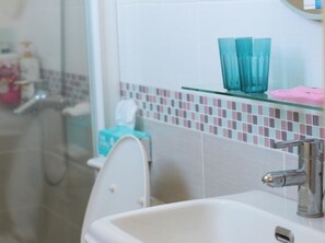 Quadruple Room | Bathroom | Shower, free toiletries, hair dryer, slippers - Love Vacation B&B (Jinning)