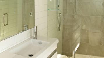 Departamento, 1 habitación, para no fumadores | Baño | Regadera, secadora de cabello, toallas, papel de baño