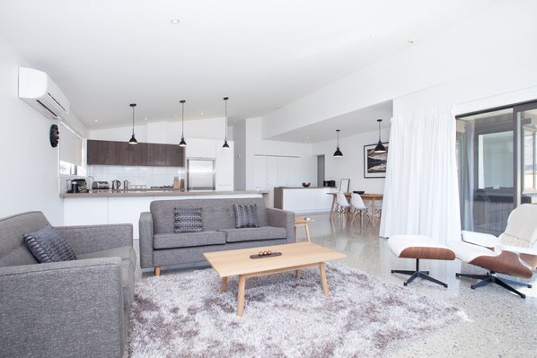 Full-sized fridge, microwave, oven, stovetop