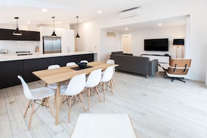 Apartment, 4 Bedrooms, Non Smoking | Dapur peribadi | Peti sejuk/penyejuk beku saiz penuh, ketuhar gelombang mikro, ketuhar 