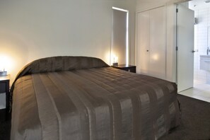 Iron/ironing board, cots/infant beds, free WiFi, bed sheets - Tenby Apartments (Wanaka)