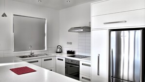 Apartment, 2 Bedrooms, Non Smoking | Private kitchen | Coffee/tea maker, full-size fridge, microwave, oven - Tenby Apartments (Wanaka)