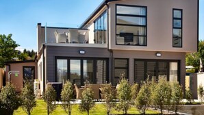 Property grounds - Tenby Apartments (Wanaka)