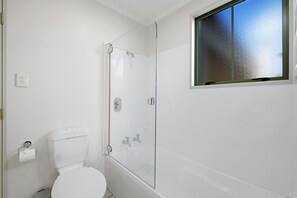 House, 3 Bedrooms, Non Smoking | Bathroom | Shower, hair dryer, towels - Coryan Cottage (Wanaka)