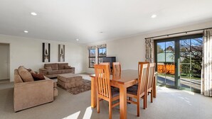 Flat-screen TV - Coryan Cottage (Wanaka)