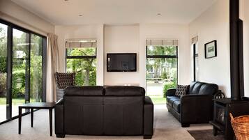 House, 3 Bedrooms, Non Smoking | Living area | Flat-screen TV