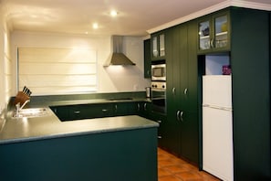 Casa, 4 habitaciones, para no fumadores | Cocina privada | Refrigerador con congelador, microondas, horno y parrilla de estufa 
