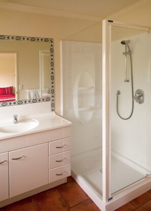 Casa, 4 habitaciones, para no fumadores | Baño | Regadera, secadora de cabello, toallas 