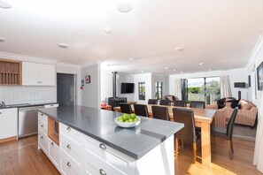 Full-size fridge, microwave, oven, stovetop - Kylie's Castle (Wanaka)