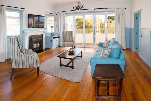 Flat-screen TV - McDougall Cottage (Wanaka)