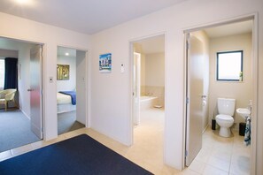 3 bedrooms, iron/ironing board, bed sheets