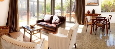 House, 2 Bedrooms, Non Smoking | Living room | Flat-screen TV