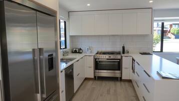 Full-size fridge, microwave, oven, stovetop