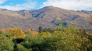A mountainous landscape with a clear sky. - The Warren (Wanaka)