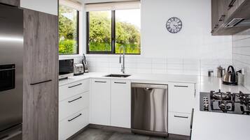 Refrigerador con congelador, microondas, horno y parrilla de estufa