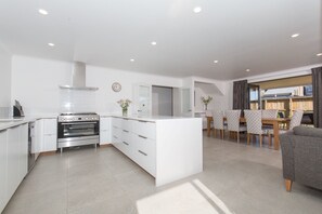 House, 5 Bedrooms, Non Smoking | Private kitchen