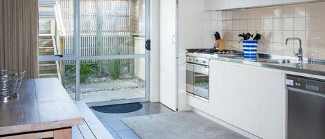 大冰箱、微波炉、烤箱、炉灶