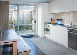 Refrigerador con freezer, microondas, horno, placa de cocina