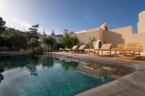 Seasonal outdoor pool - Kalitsi Canaves (Santorini)