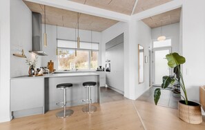 Refrigerador, parrilla de estufa, lavavajillas y cafetera y tetera 