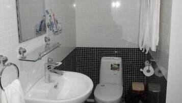 Junior Suite | Bathroom | Shower, free toiletries, hair dryer, slippers