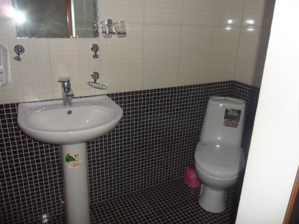 junior suite | bathroom | shower, free toiletries, hair dryer, slippers