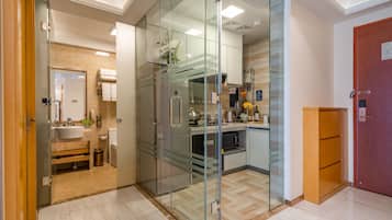 Deluxe Suite, 3 Bedrooms, Kitchen | Interior detail