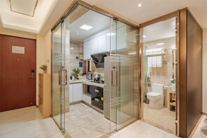 Suite ejecutiva, 2 habitaciones, cocina | Ropa de cama de alta calidad y caja de seguridad en la habitación