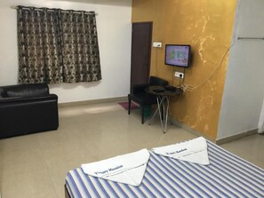 In-room safe, rollaway beds, free WiFi - Victory Mansion (Chennai)