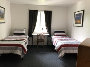4 habitaciones, tabla de planchar con plancha, wifi y ropa de cama 