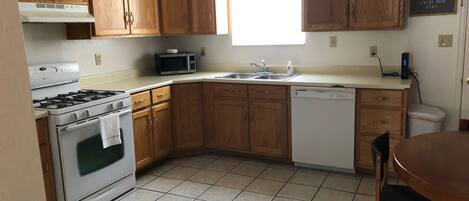 冰箱、微波炉、烤箱、炉灶