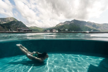 Una piscina al aire libre de temporada