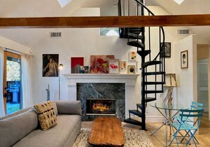 Luksusleilighet, 2 soverom, hageutsikt | Oppholdsområde | Flatskjerm-TV