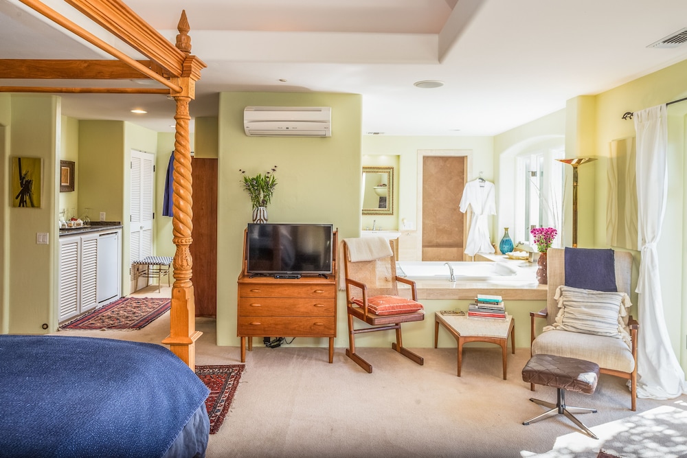 Inn Paradiso by null