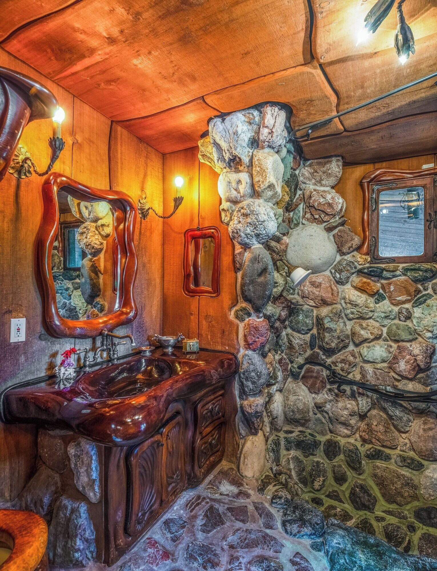 Suite luxueuse, 2 chambres, vue sur le jardin | Salle de bain | Baignoire et douche séparées, articles de toilette (gratuits)