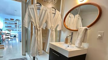 Design Cabin, Garden View | Bathroom | Separate tub and shower, free toiletries, hair dryer, bathrobes