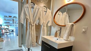 Cabaña de diseño, vistas al jardín | Baño | Bañera y ducha independientes y artículos de higiene personal gratuitos