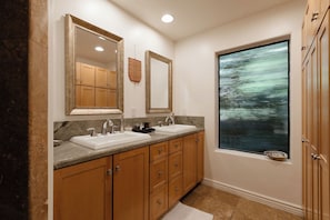 Apartamento de lujo, 2 habitaciones, vistas al jardín | Baño | Bañera y ducha independientes y artículos de higiene personal gratuitos