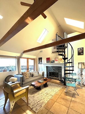 Luxury Apartment, 2 Bedrooms, Garden View | Living area