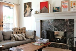 Luksusleilighet, 2 soverom, hageutsikt | Oppholdsområde | Flatskjerm-TV