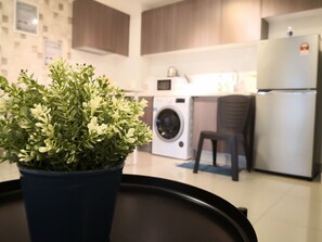 Studio, Pool View | Meja, ruang kerja komputer riba, seterika/papan seterika, Wi-fi percuma 