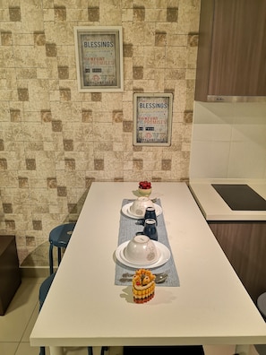 Estúdio, vista para a piscina | Opções para refeição no quarto